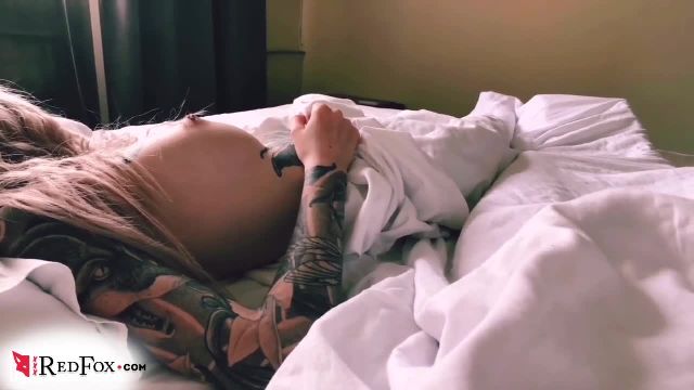 Татуированная девушка романтично сосет член своего парня кончил на лицо - 1