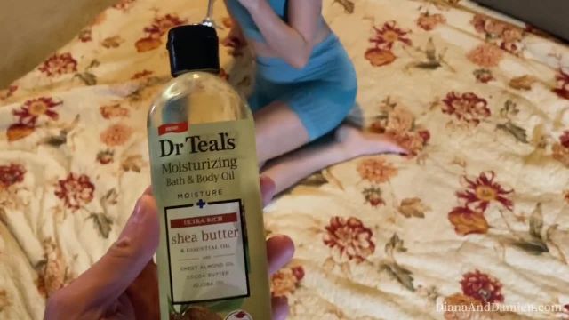 Наш первый раз использовал масло для тела на ее идеальных маленьких сиськах - 1